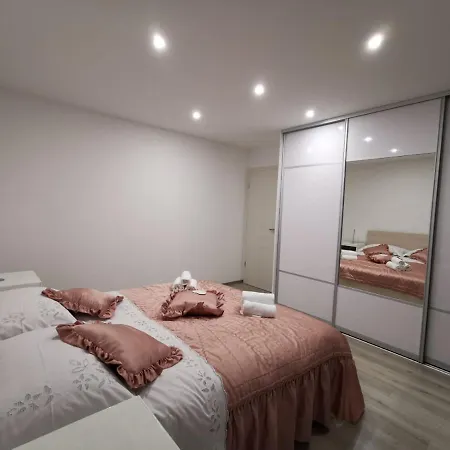 Pina 1 Apartment *