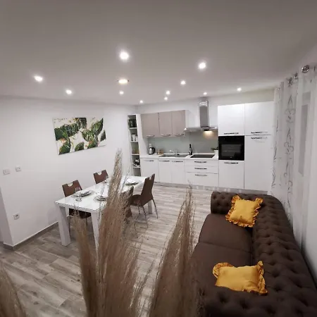 Pina 1 Apartment